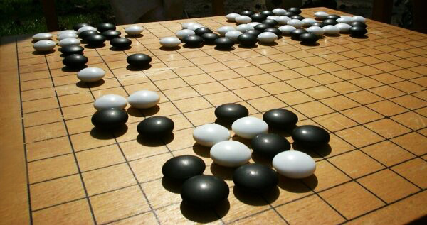 Image of an unfinished Weiqi board with black and white stones